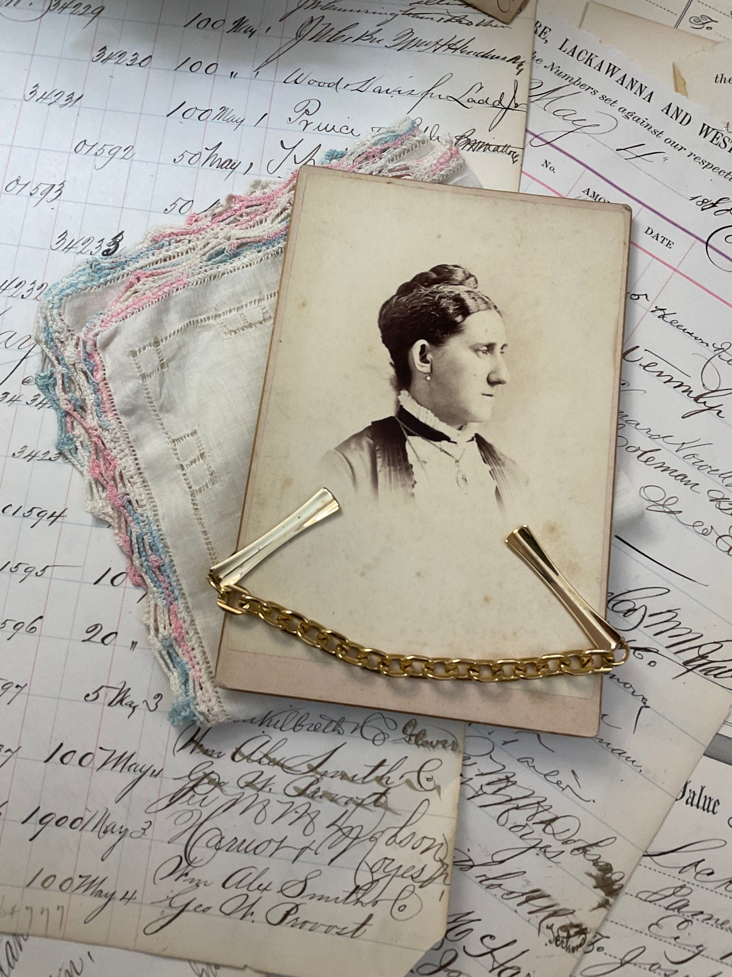 Sweater Clip w/Cabinet Card and Hankie -B